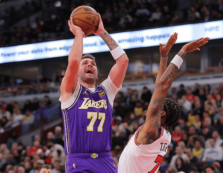 腾讯体育官网下载-狂轰46+11+7！东契奇天神下凡，詹姆斯破历史第一纪录，湖人2连胜